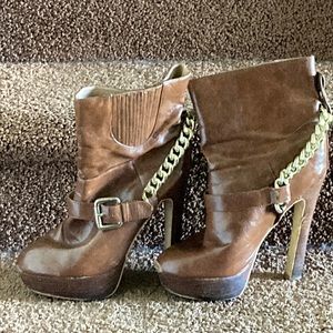 Colin Stuart brown leather ankle boots in brown leather with gold detail